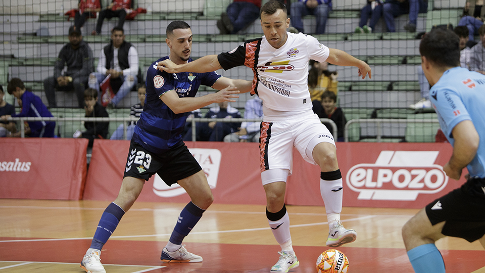Rafa Santos, de ElPozo Murcia Costa Cálida, pugna por el balón con Piqueras, del Real Betis Futsal (Fotografía: Pascu Méndez)