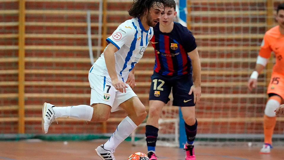 Manu García, jugador de CD Leganés, ante Aniol, del Barça Atlètic