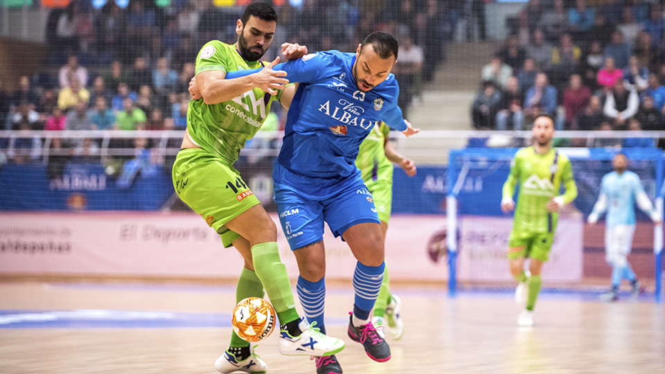 Tomaz, del Mallorca Palma Futsal, y Matheus Preà, de Viña Albali Valdepeñas, luchan por el balón (Fotografía: ACP-FSV)