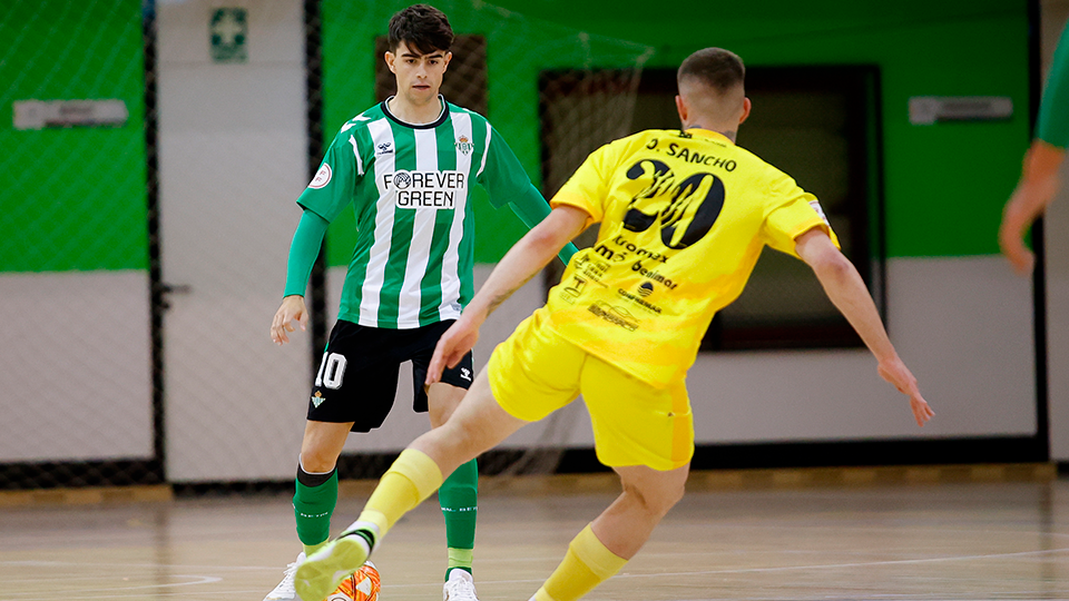 Pablo Otero, jugador del Real Betis futsal, ante Diego Sancho, del Peñíscola FS.