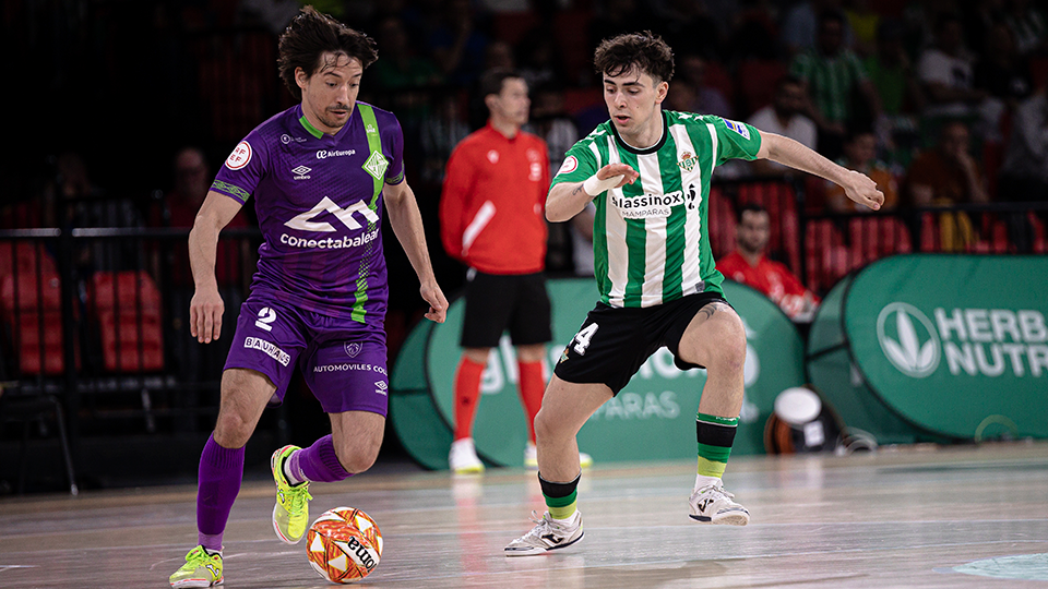 Chaguinha, jugador de Mallorca Palma Futsal, controla el balón ante Carrasco, de Real Betis Futsal
