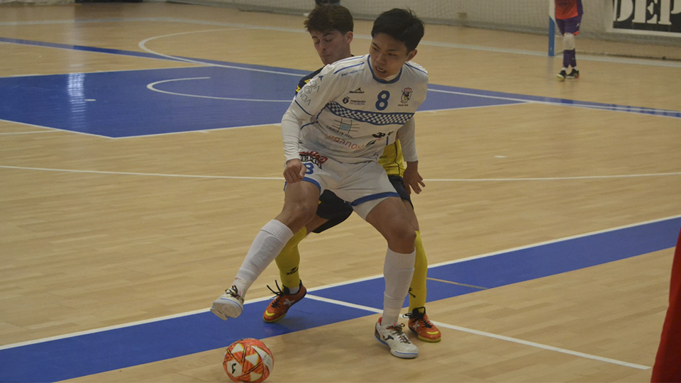 Keita, de O Parrulo Ferrol, protegiendo el balón