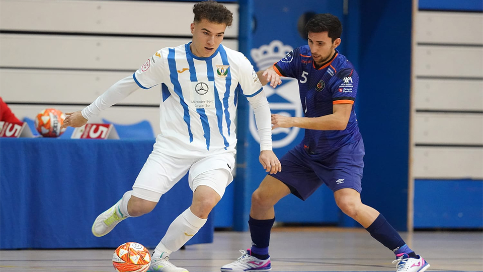 Raúl Sánchez, de CD Leganés, protege el balón ante Fran, de Full Energía Zaragoza