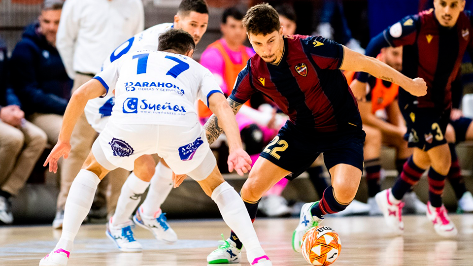 Jamur, de Levante UD FS, encara a Rafa López, de Quesos El Hidalgo Manzanares