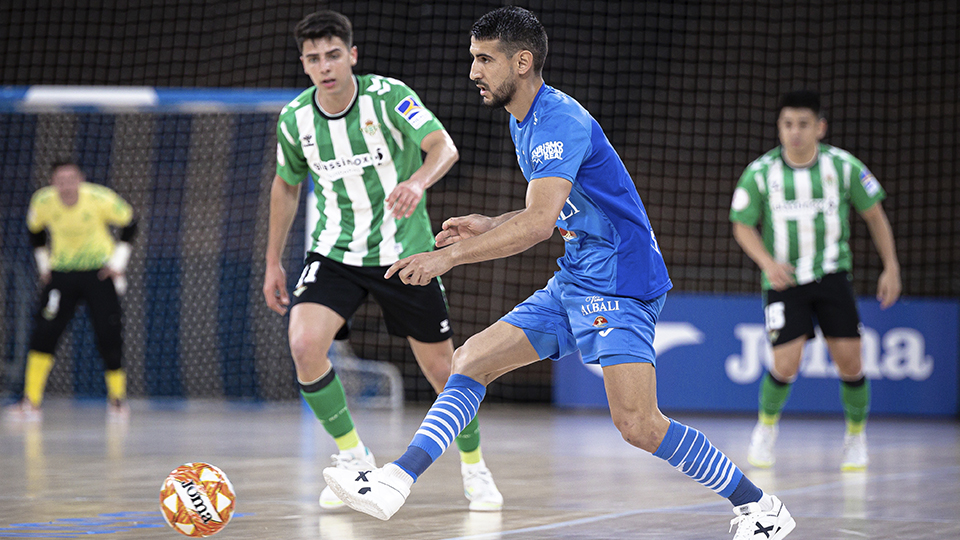 Lemine, del Viña Albali Valdepeñas, da un pase ante Raúl Jiménez, del Real Betis Futsal