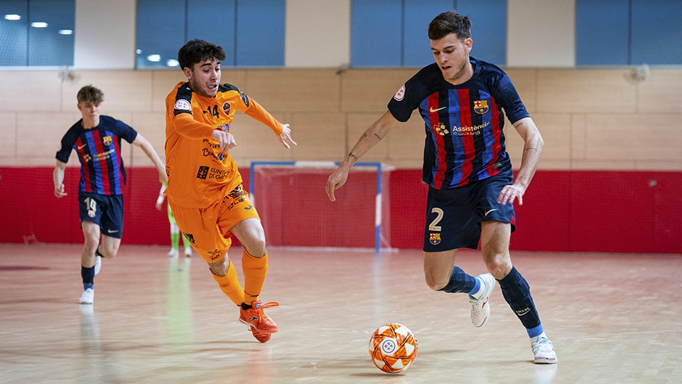 Ortás, del Barça Atlètic, conduce el balón ante Alberto Mirás, de Burela FS