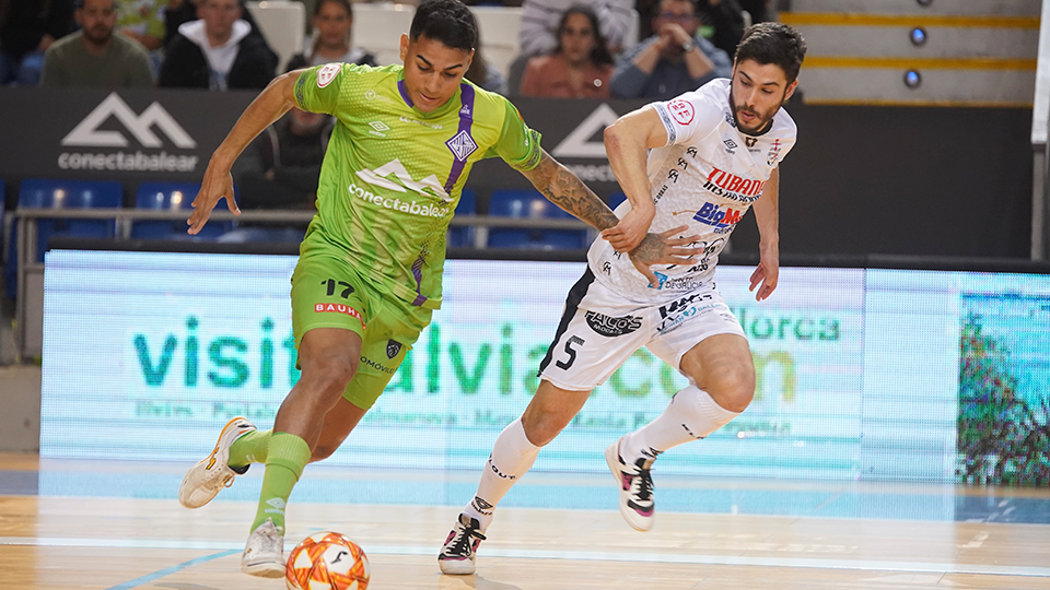 Cléber, jugador de Mallorca Palma Futsal, conduce ante Lluc, de Noia Portus Apostoli
