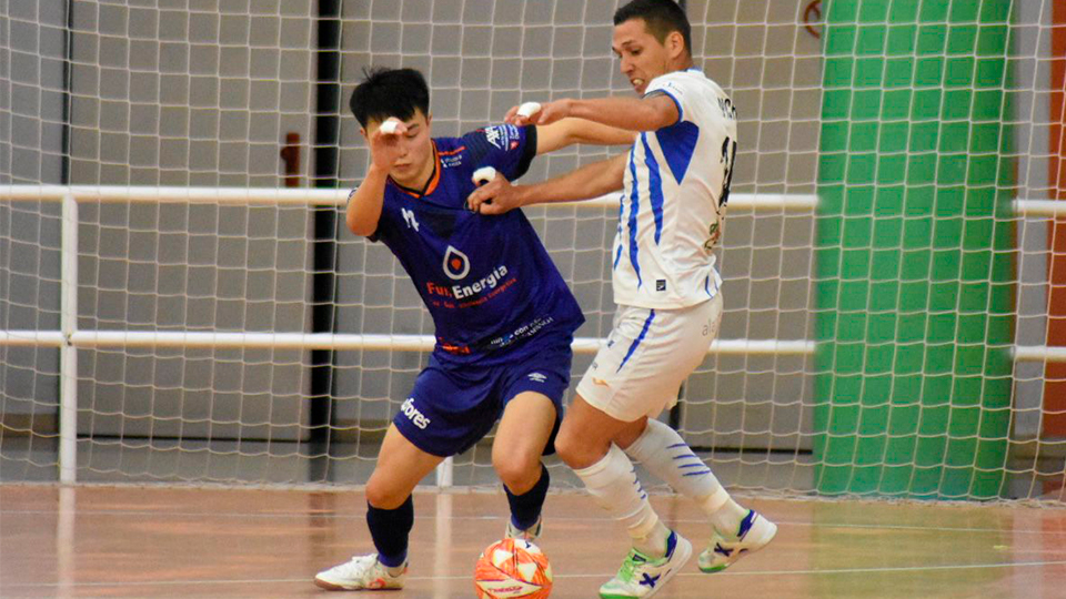 Shunta, del Full Energía Zaragoza, pugna por el balón con Pichi, del CD Leganés (Fotografía: Sandra Valero)