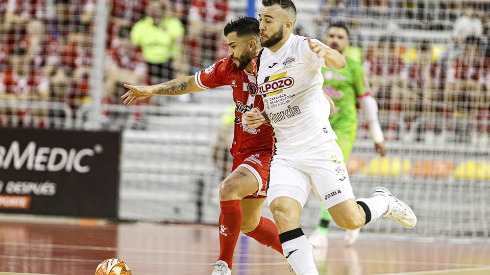 Rafa Santos, de ElPozo Murcia Costa Cálida, pugna por el balón con Waltinho, de Jimbee Cartagena (Fotografía: Pascu Méndez)