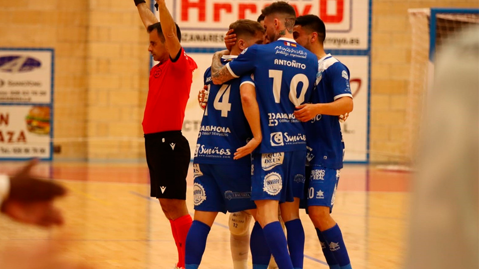 Los jugadores de Quesos El Hidalgo Manzanares celebran un gol contra Levante UD FS