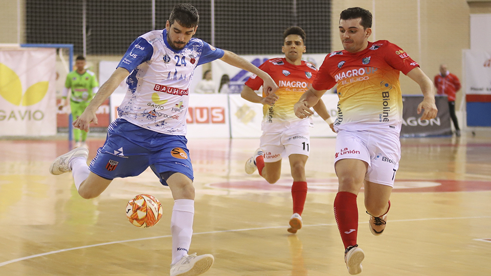 Adri Ortego, de Sala 10 Zaragoza, chuta el balón durante el partido frente a CD El Ejido Futsal