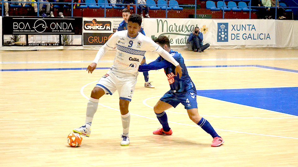 Wilson Francia, de O Parrulo Ferrol, protege el balón durante el duelo frente a Bisontes Castellón FS