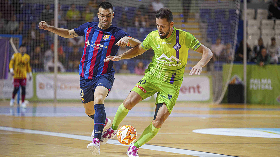 Marlon, de Mallorca Palma Futsal, conduce el balón ante Sergio Lozano, del Barça