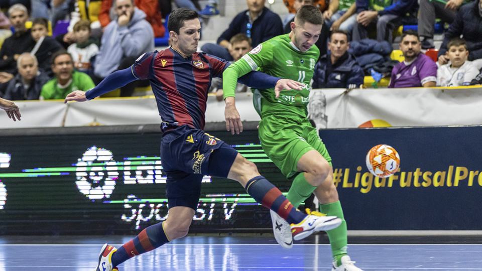 Antoniazzi, del Levante UD FS, y Quique Hernando, del BeSoccer UMA Antequera, pugnan por el balón (Fotografía: iso100photopress)