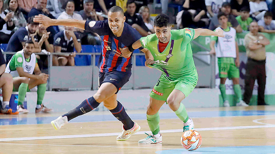 Ferrao, del Barça, y Tayebi, de Mallorca Palma Futsal, pugnan por el esférico