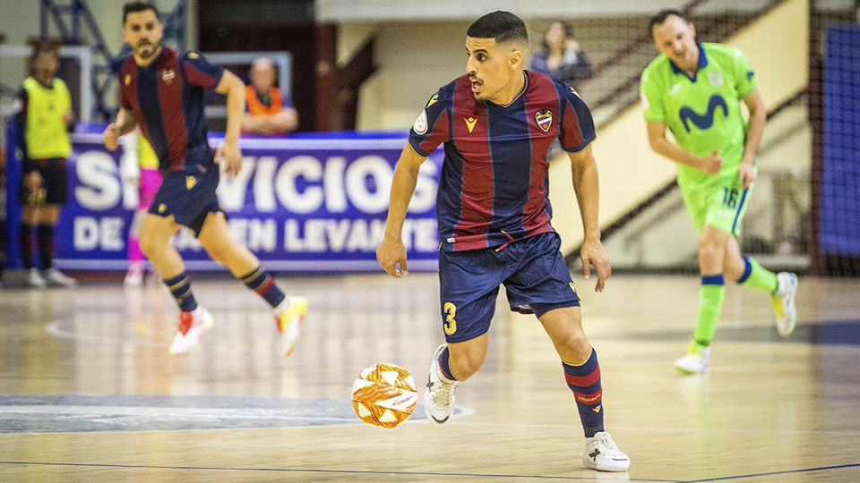 Hamza, del Levante UD FS, conduce el balón