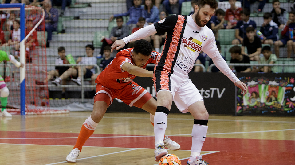 Gadeia, jugador de ElPozo Murcia Costa Cálida, controla de espaldas ante Meira, de Jimbee Cartagena