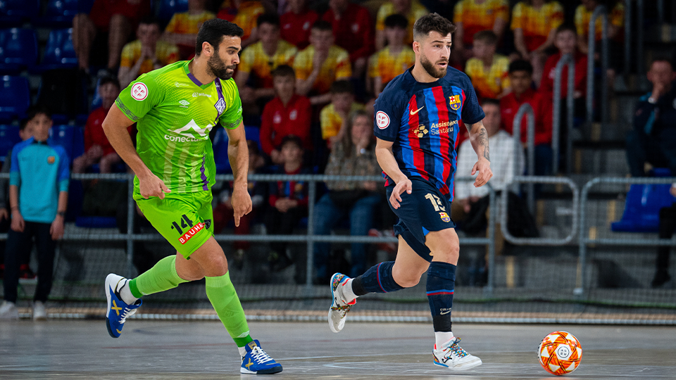 Catela, jugador del Barça, conduce el esférico defendido por Tomaz, de Mallorca Palma Futsal