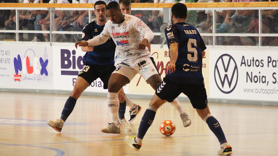Alisson Neves, pívot de Noia Portus Apostoli, controla la pelota defendido por Piqueras y Chano, de Real Betis Futsal