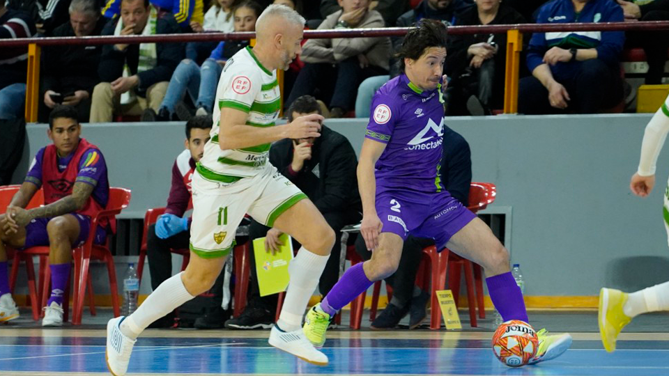 Miguelín, jugador de Córdoba Patrimonio de la Humanidad, defendiendo a Chaguinha, de Mallorca Palma Futsal