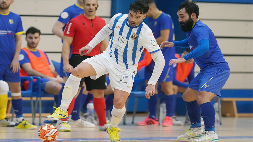 Pablo Ibarra, de CD Leganés, defendido por Gon, de CDE El Valle