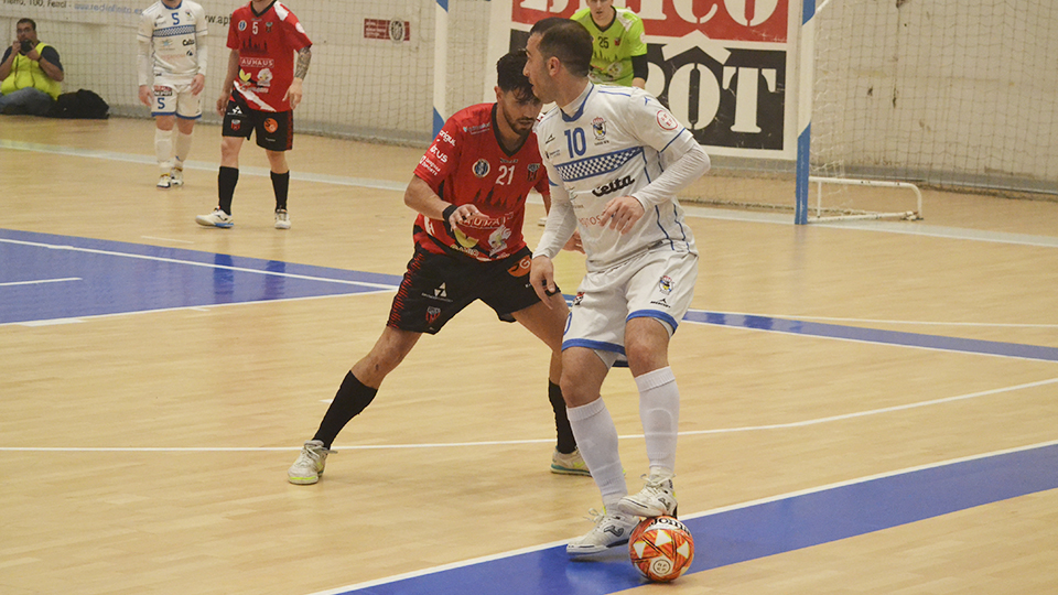 Adri, de O Parrulo Ferrol, controla el balón ante Carlos García, de AD Sala 10