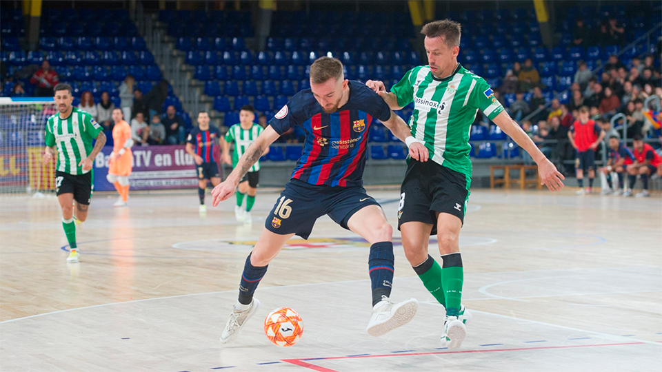 Sergio González, jugador del Barça, protege el esférico ante Lin, de Real Betis Futsal