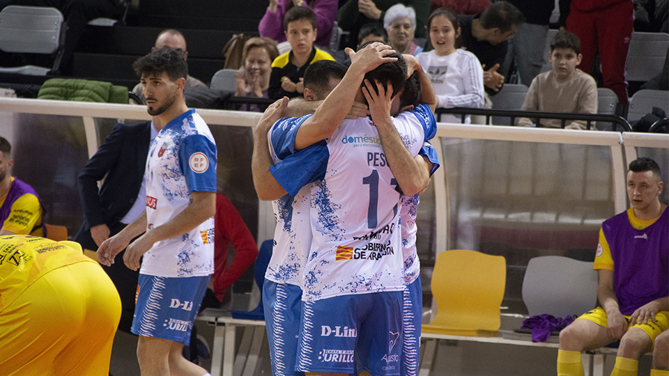 Los jugadores del AD Sala 10 Zaragoza se abrazan celebrando un gol