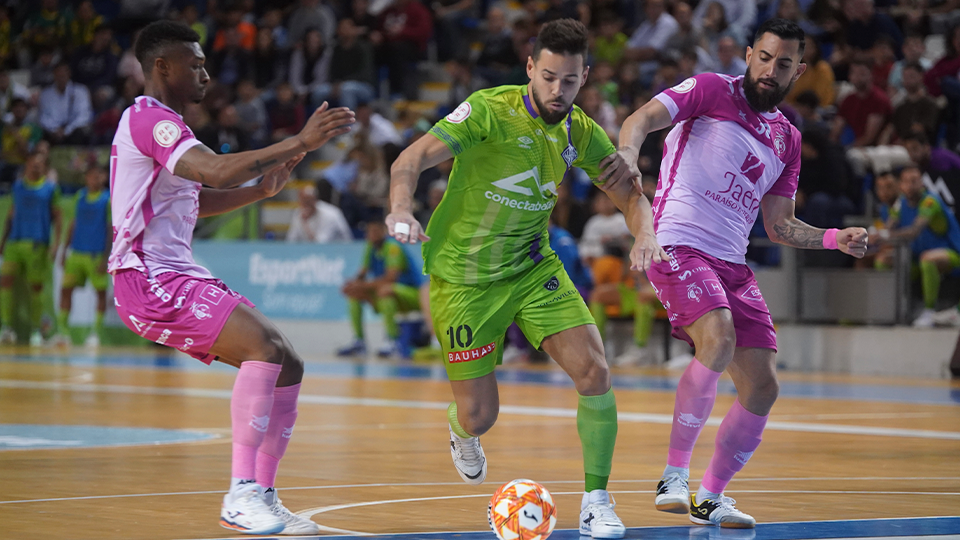 Marlon, jugador de Mallorca Palma Futsal, se cuela entre dos defensores de Jaén FS