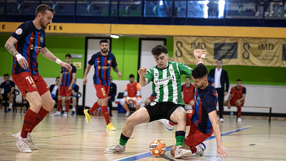 Carrasco, jugador de Real Betis Futsal, protege el esférico ante André Coelho y Sergio González, del Barça