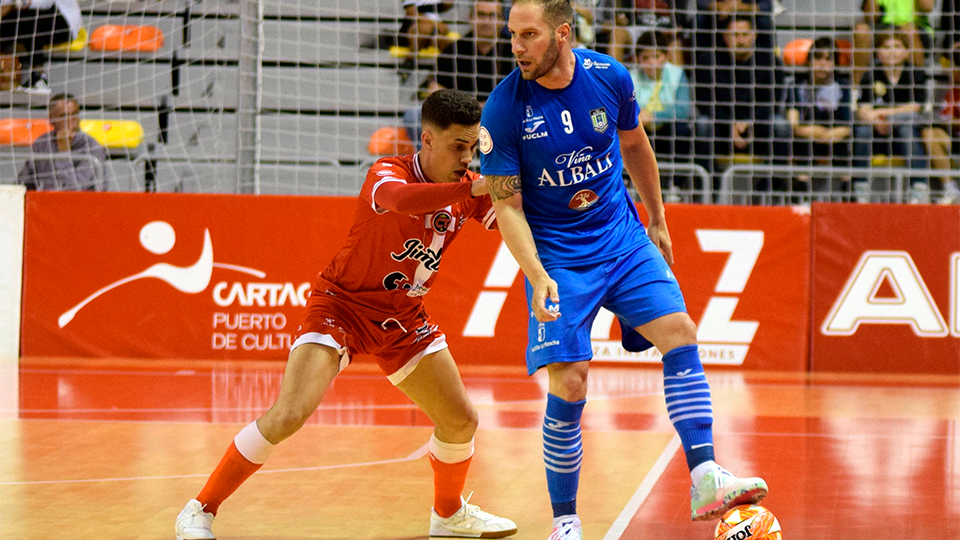 Solano, jugador de Viña Albali Valdepeñas, protege el balón ante Jesús Izquierdo, de Jimbee Cartagena