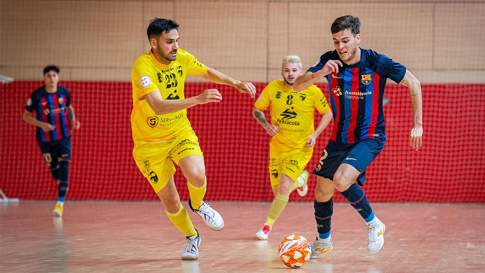 Albert Ortas, jugador de Barça Atlètic, frente a Quintela, de Peñíscola FS