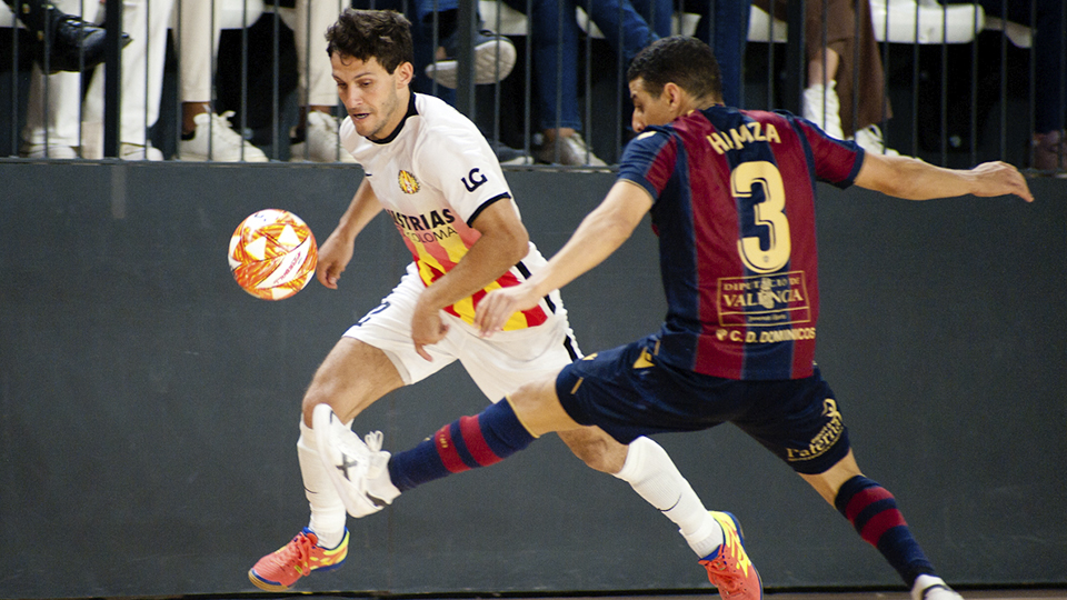 A. Cardona, de Industrias Santa Coloma, conduce un balón ante Hamza, del Levante UD FS