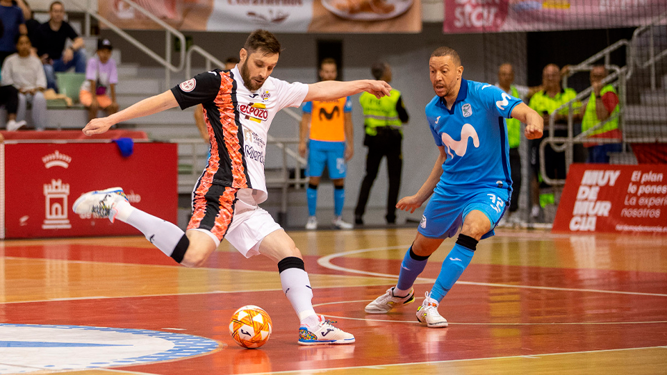 Gadeia, jugador de ElPozo Murcia Costa Cálida, golpea el balón ante Carlao, de Inter FS (Fotografía: Francisco Peñaranda)