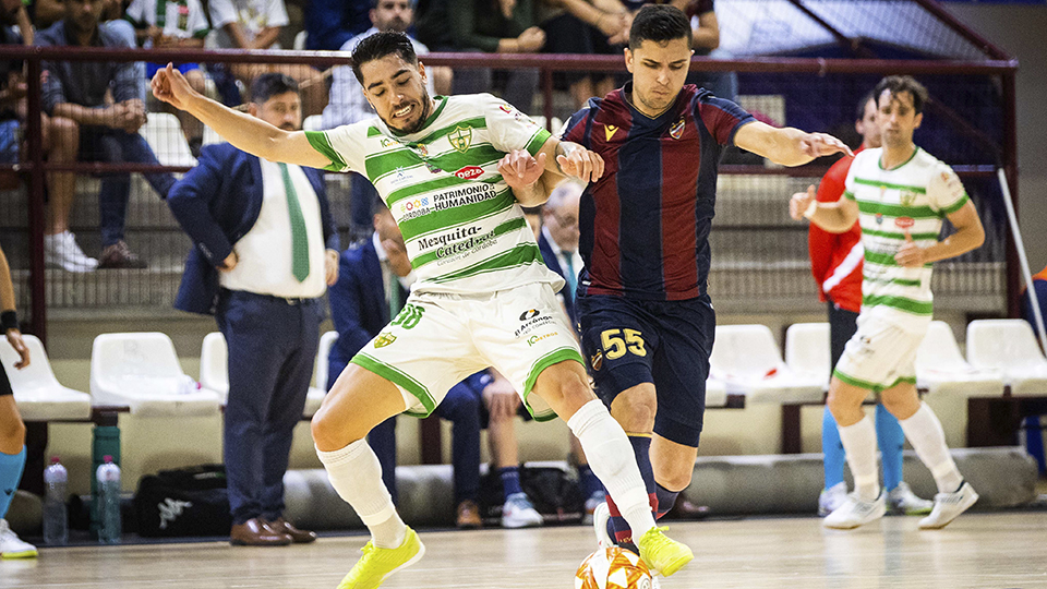 Lucas Perín, del Córdoba Patrimonio, pugna por el balón con Antoniazzi, del Levante UD FS
