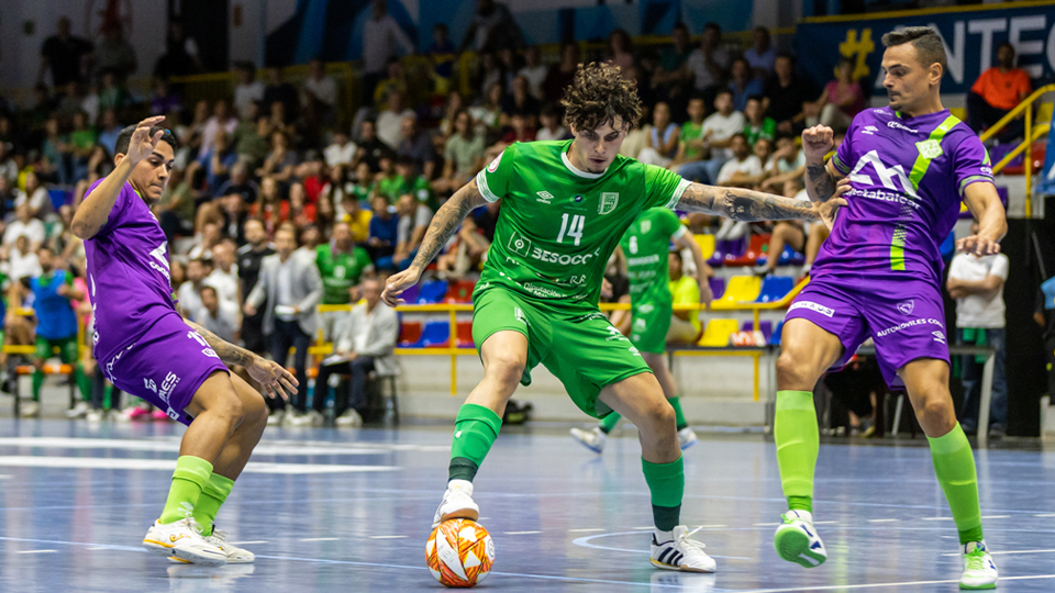 Dani Fernández, jugador de BeSoccer CD UMA Antequera, controla el balón ante Cléber y Mancuso, de Mallorca Palma Futsal