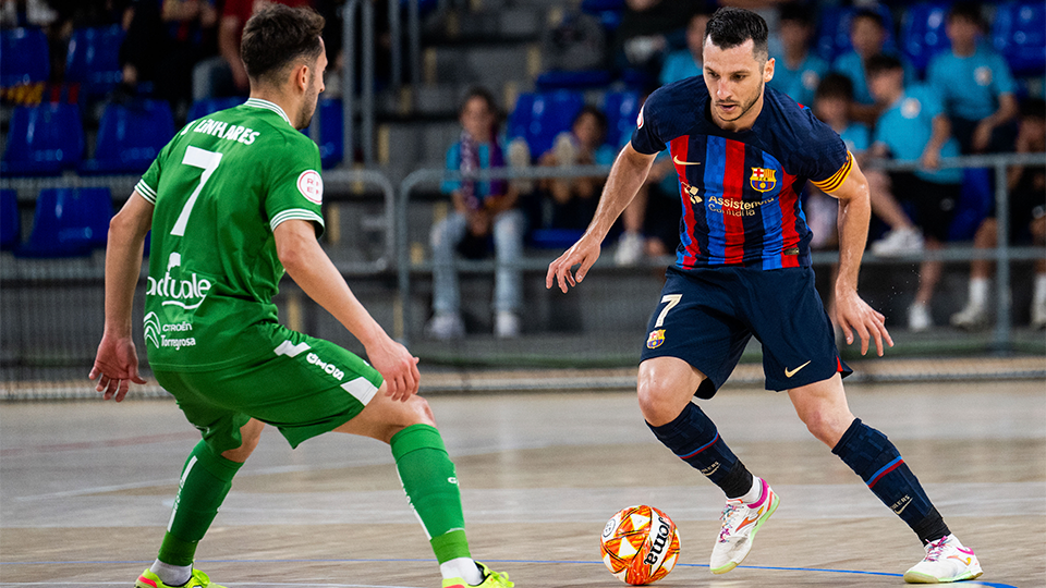 Dyego, jugador del Barça, encarando a Linhares, de Xota FS