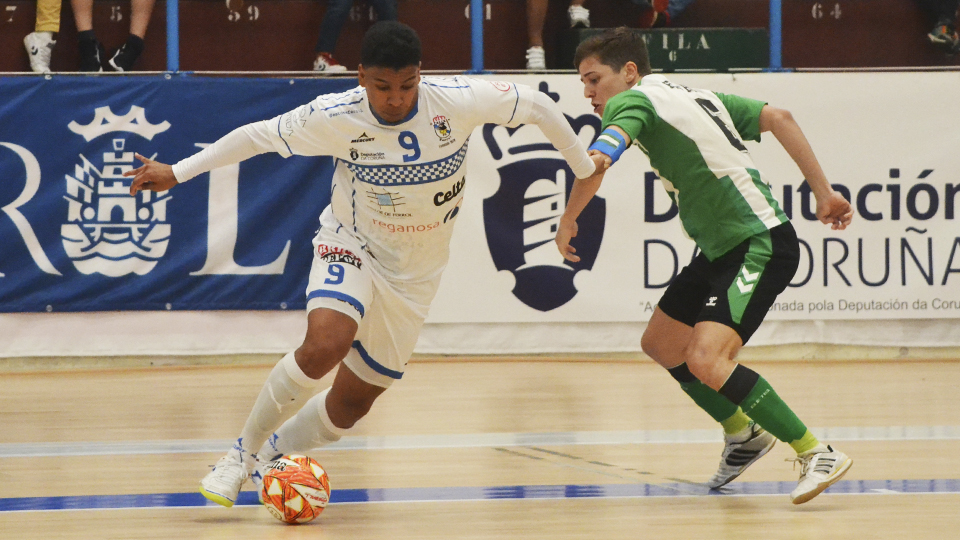 Wilson, del O Parrulo Ferrol, pugna por el balón con Flethes, del Real Betis Futsal B