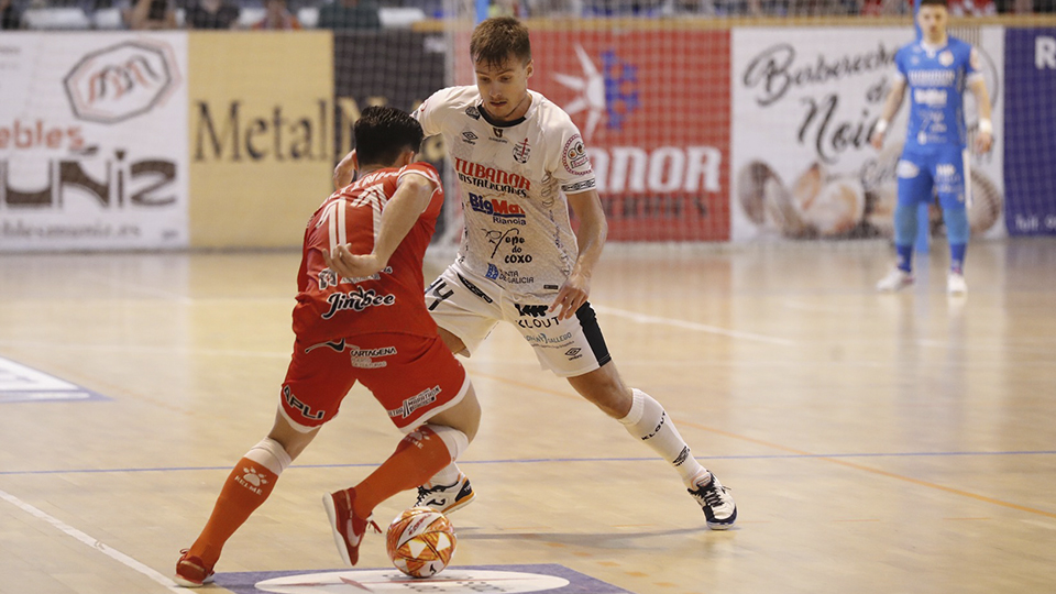 Waltinho, del Jimbee Cartagena, y Machado, de Noia Portus Apostoli, compiten por el balón