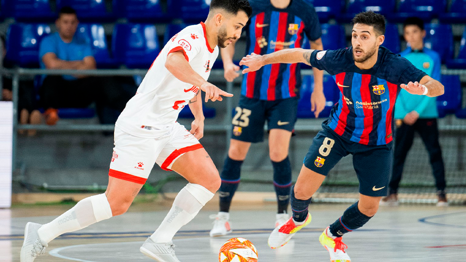 Waltinho, de Jimbee Cartagena, conduce el balón ante Adolfo, del Barça