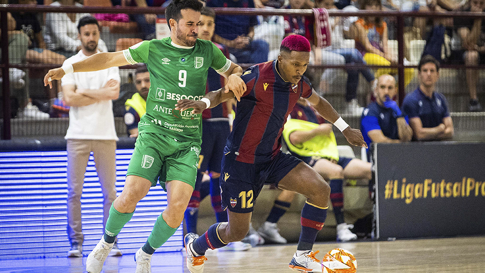 Peléh, del Levante UD FS, pugna por el balón con Dani Ramos, del BeSoccer CD UMA Antequera