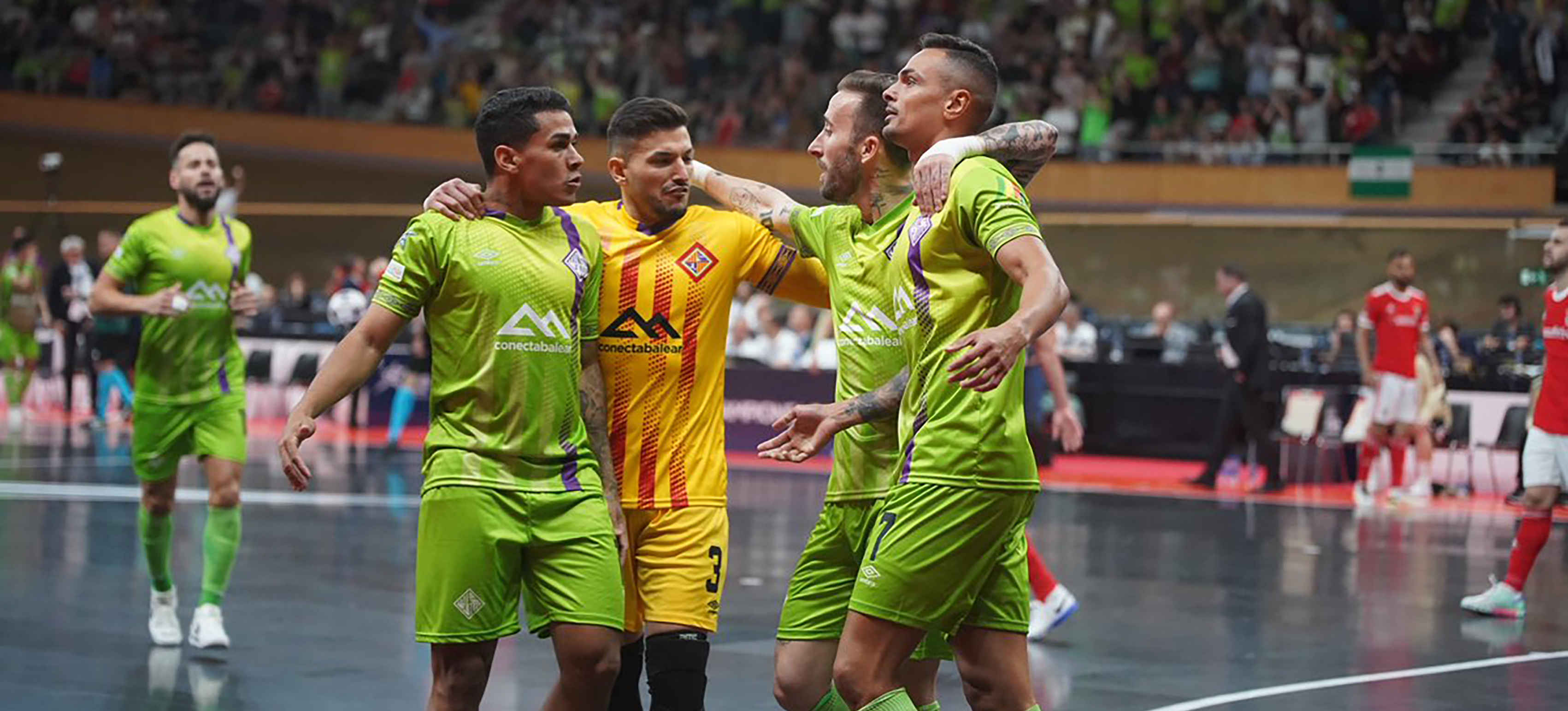 Cleber, Luan, Rivillos y Mancuso celebran el histórico pase a la Final de la Champions del Mallorca Palma Futsal
