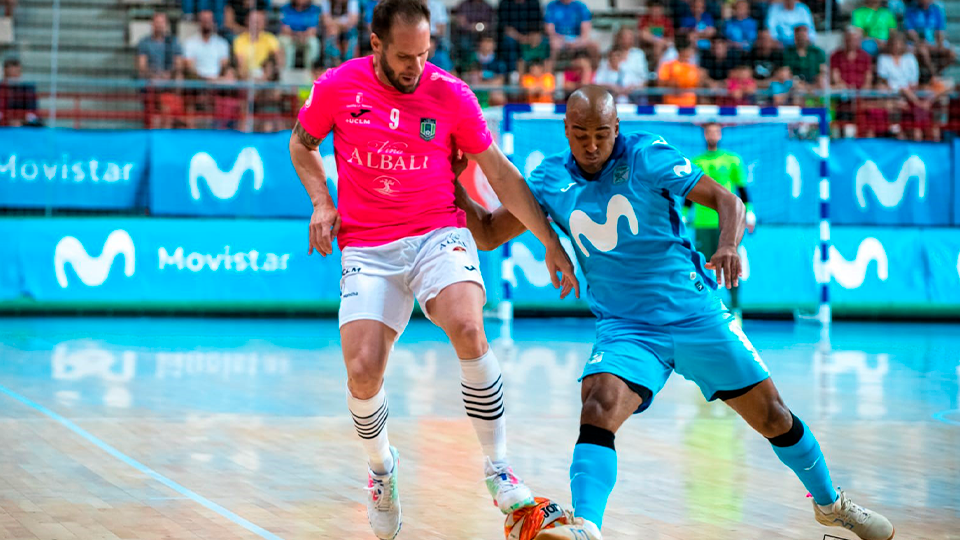 Solano, de Viña Albali Valdepeñas, y Fits, de Inter FS, en la pugna por el esférico
