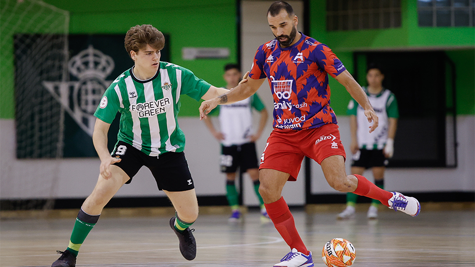 Carlitos, de Alzira FS, ante Santa Cruz, del Real Betis Futsal B