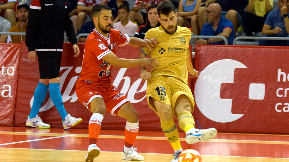 Catela, del Barça, da un pase defendido por Juanpi, de Jimbee Cartagena