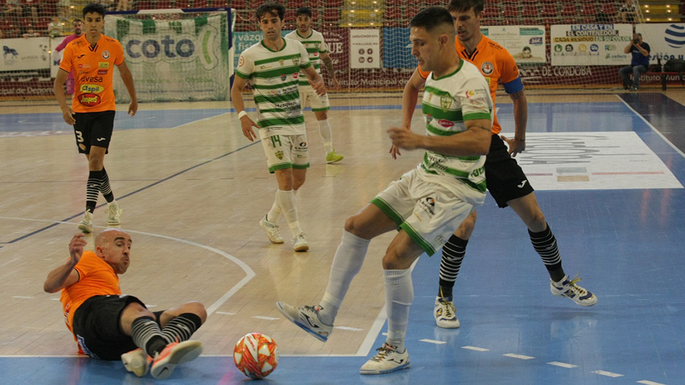 Álex Viana, jugador de Córdoba Patrimonio, ante Pintinho, de Ribera Navarra FS