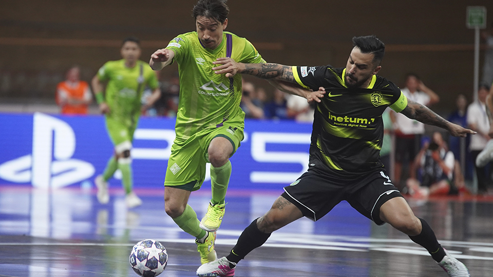 Chaguinha, de Mallorca Palma Futsal, conduce el balón ante Joao Matos, del Sporting CP