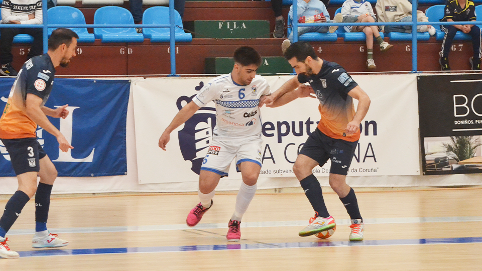 Novoa, jugador de O Parrulo Ferrol, controla el balón ante dos defensores de CD Leganés FS