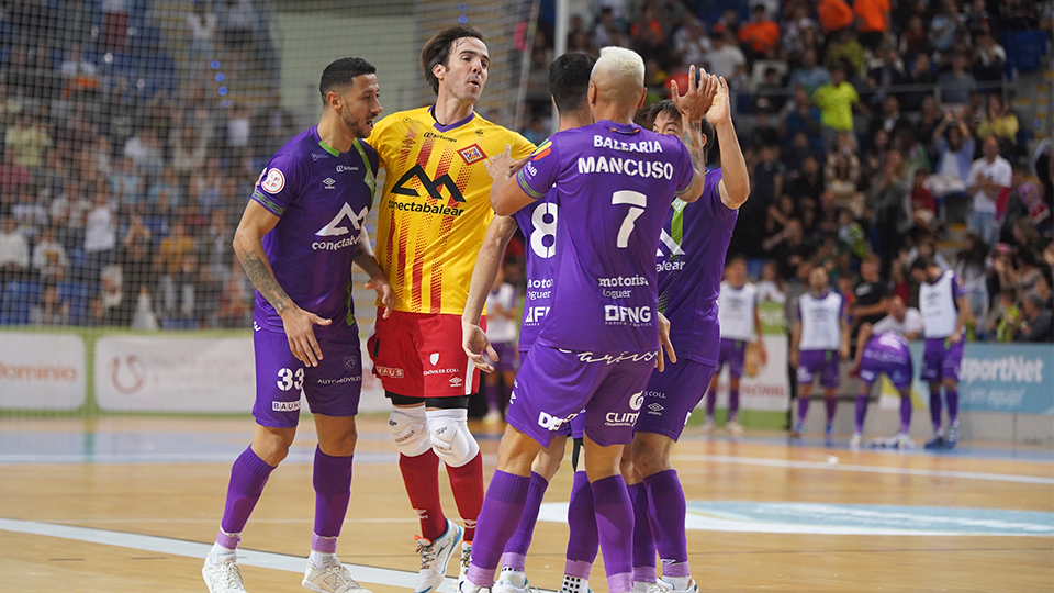 Los jugadores de Mallorca Palma Futsal celebran un gol en la victoria contra Xota FS