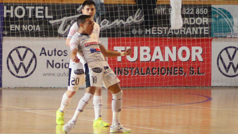 Douglas Silva y Nico Rosa celebran el primer tanto del brasileño.